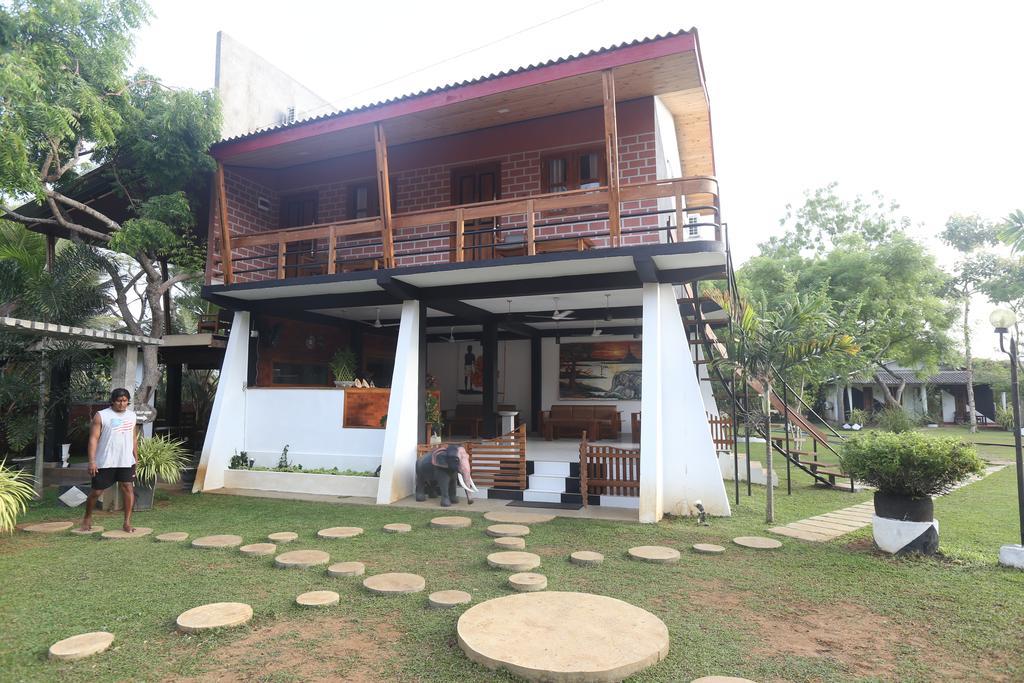 Eco Hotel Black & White - Anuradhapura Mihintale Eksteriør bilde