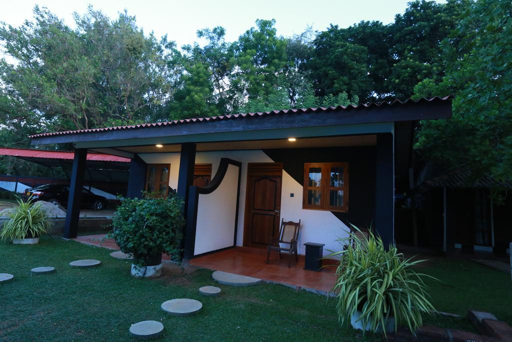 Eco Hotel Black & White - Anuradhapura Mihintale Eksteriør bilde